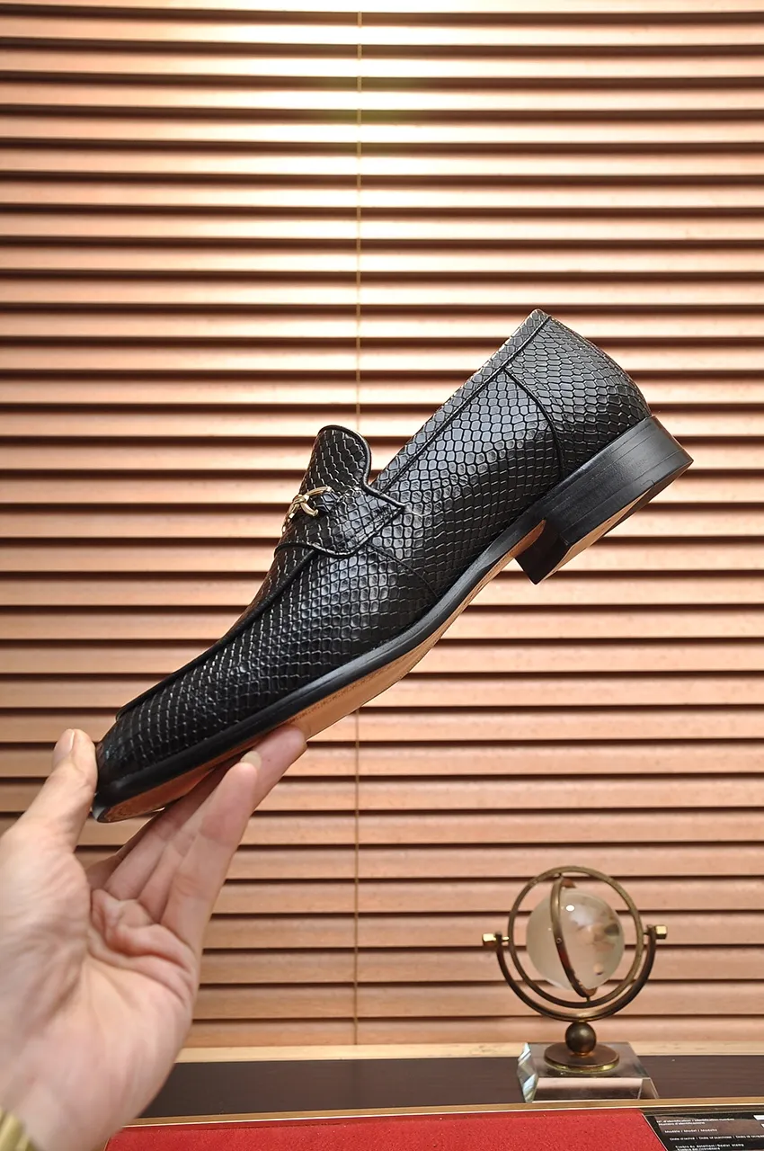 Men's shoes💰500💶Italy's top luxury men's shoe giant (GUCCI) (Gucci) (full cowhide lining) new arrival🍃Original European style🔰 Pleasant to the eye😍In order to make the shoes more durable and non-deformable🌀The production continues to follow traditional methods but there is still no lack of innovation💪Choose original sheepskin for the leather♻️ Smooth and natural And extra bright ⭐Made of imported cowhide, the first choice of rich people 38-45 (45 customized)
